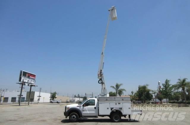 Ford F450 卡車裝載高空作業車