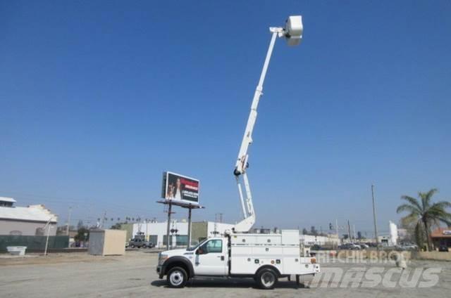 Ford F550 卡車裝載高空作業車