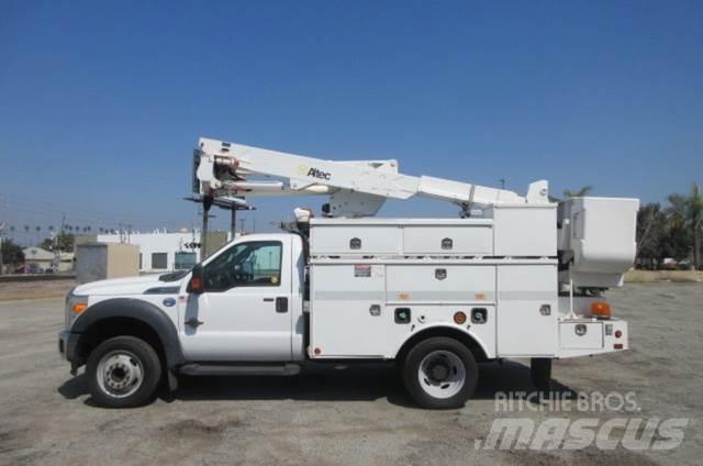 Ford F550 卡車裝載高空作業車