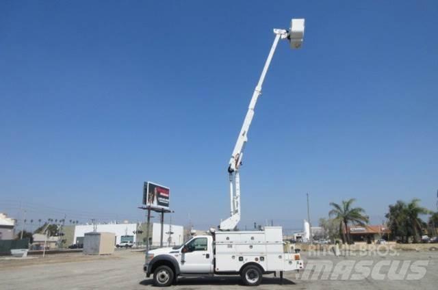 Ford F550 卡車裝載高空作業車