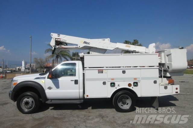 Ford F550 卡車裝載高空作業車