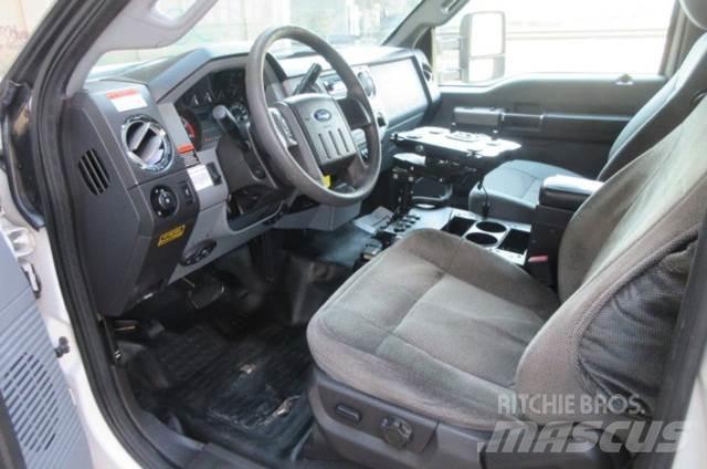 Ford F550 卡車裝載高空作業車