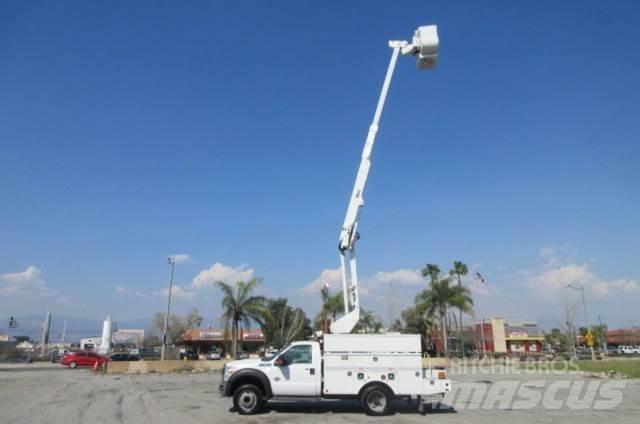 Ford F550 卡車裝載高空作業車