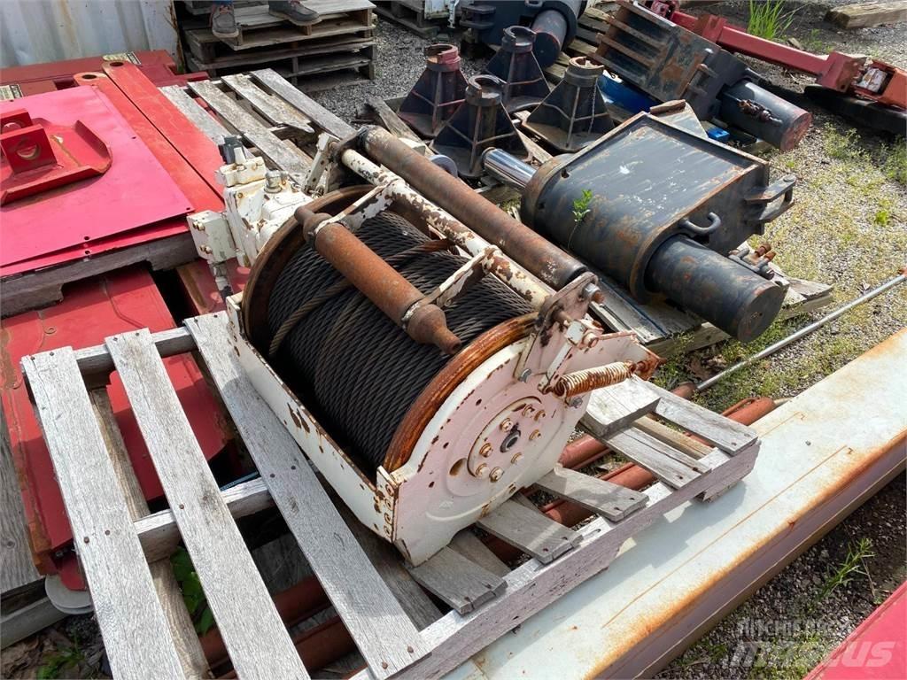 Terex  吊車起重機、絞車吊貨機和物料升降機