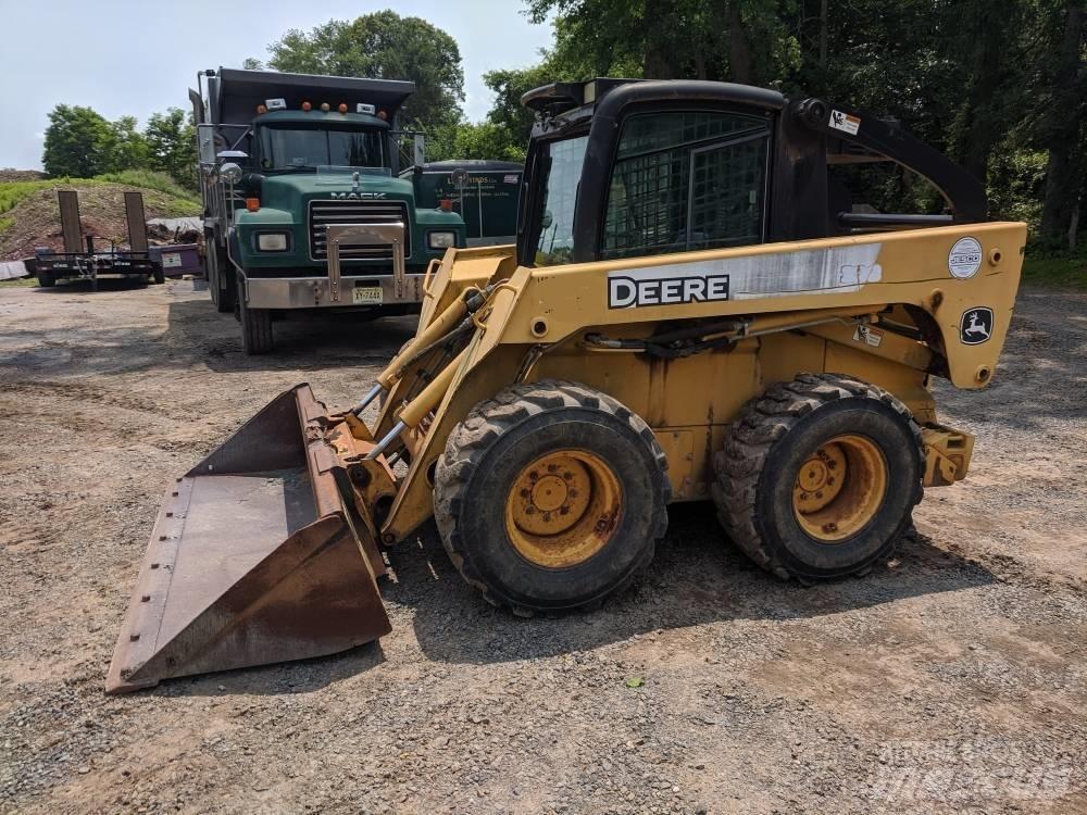 John Deere 328 滑移轉向裝載機