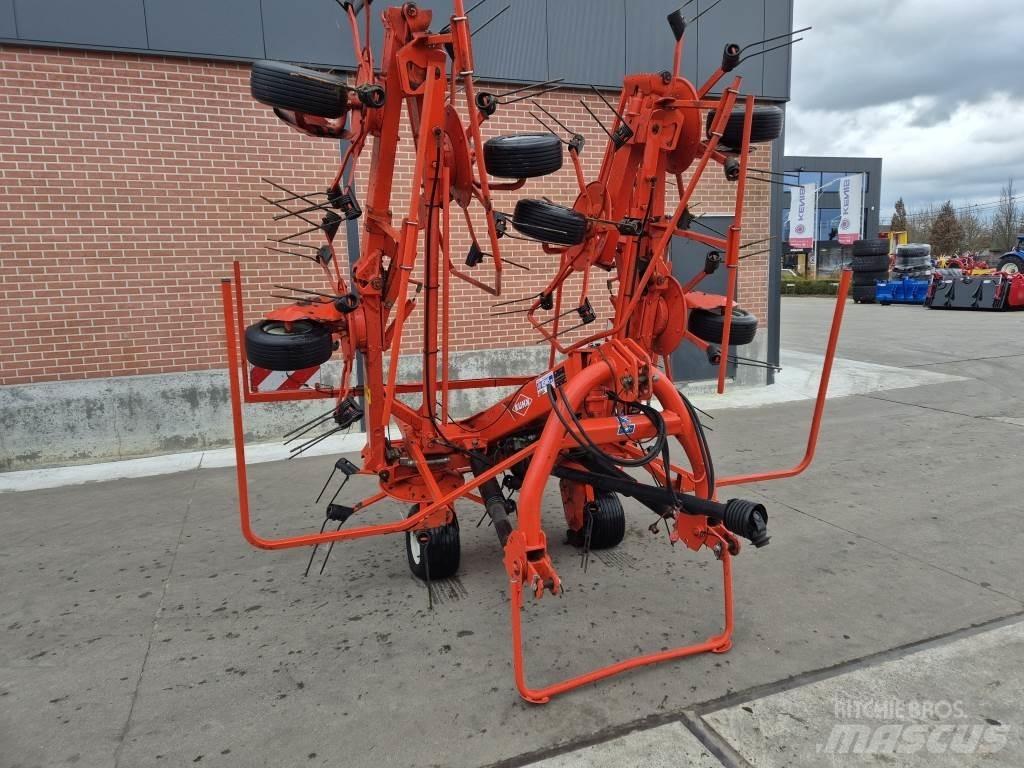 Kuhn 8702 耙與翻草機