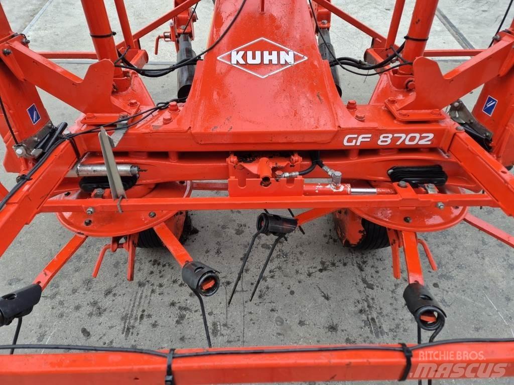 Kuhn 8702 耙與翻草機