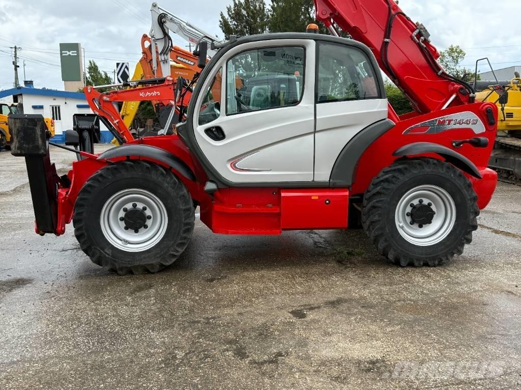 Manitou MT 1440 伸縮臂操作車