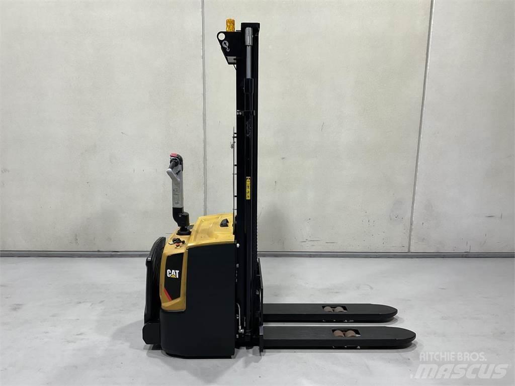 CAT NSP16N2R 自走式堆積機