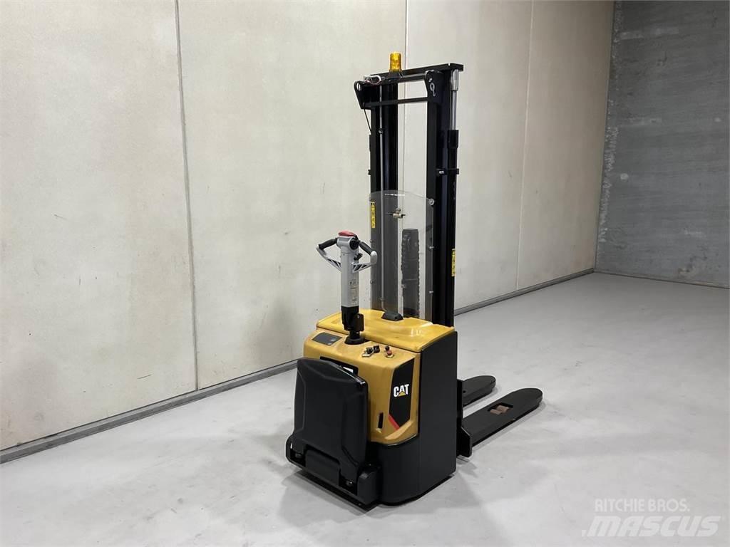 CAT NSP16N2R 自走式堆積機