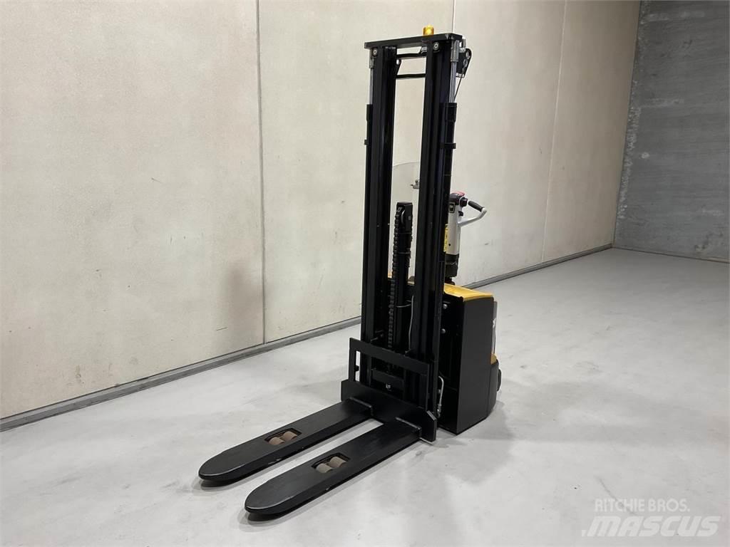 CAT NSP16N2R 自走式堆積機