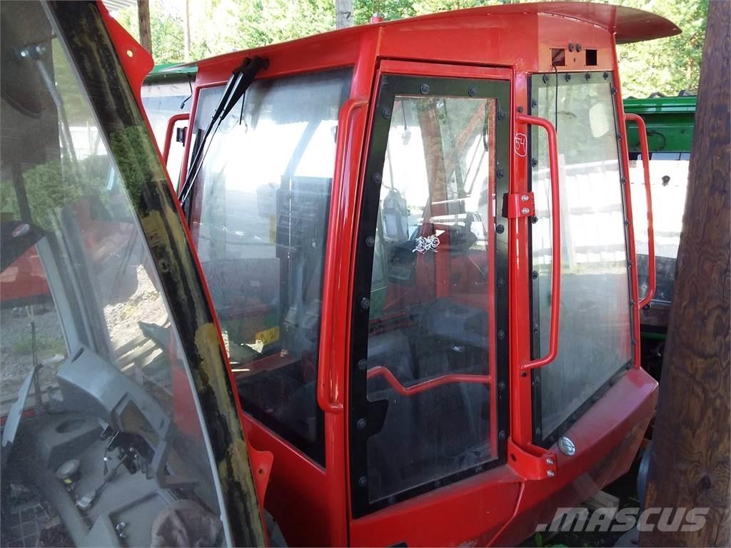 Komatsu 895 駕駛室與內部