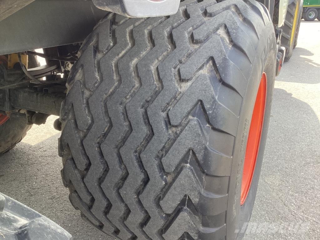 CLAAS Cargos 8500 自裝式拖車