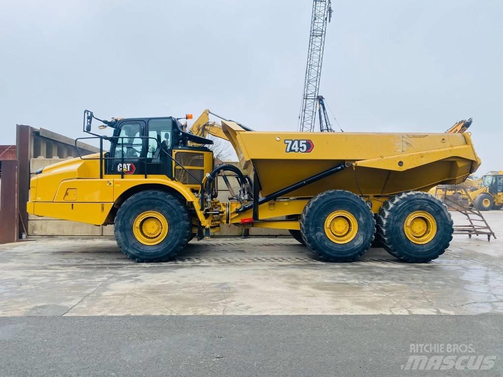 CAT 745 鉸接式起吊車