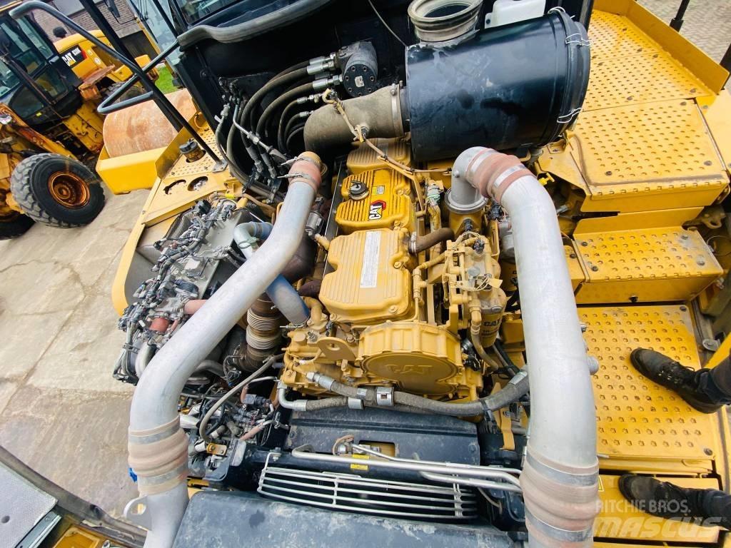 CAT 745 鉸接式起吊車