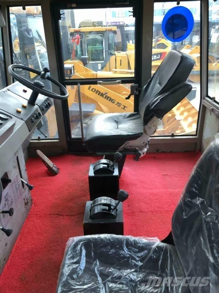 XCMG XP301 膠輪滾壓機