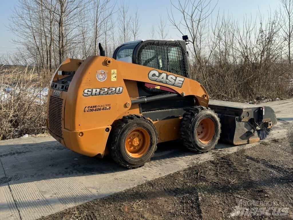 CASE SR220 滑移轉向裝載機