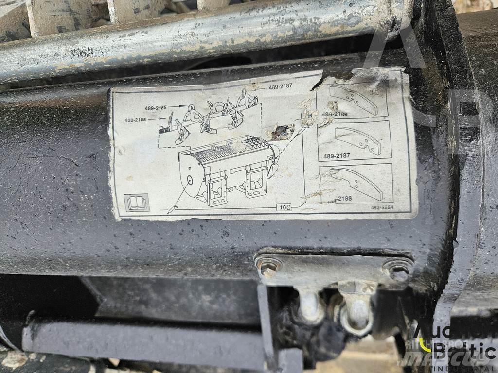 CAT 242 D 3 滑移轉向裝載機