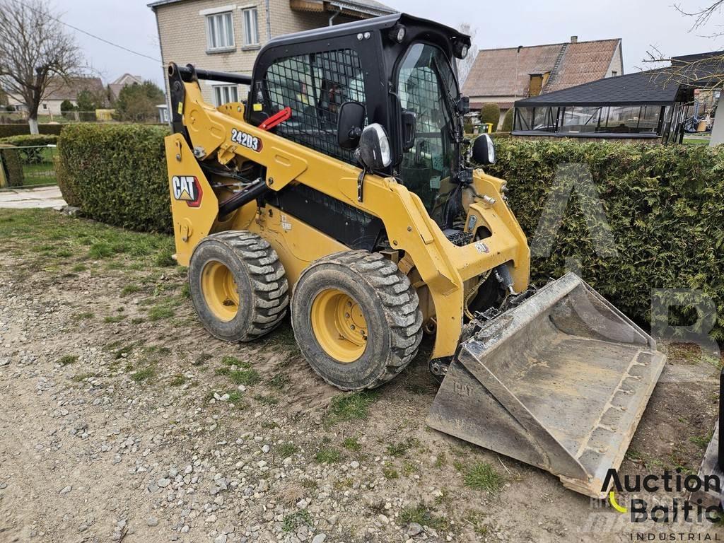 CAT 242 D 3 滑移轉向裝載機