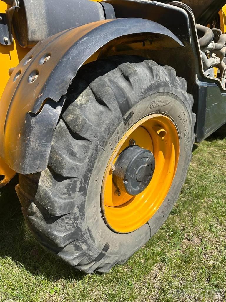 JCB 540-140 伸縮臂操作車