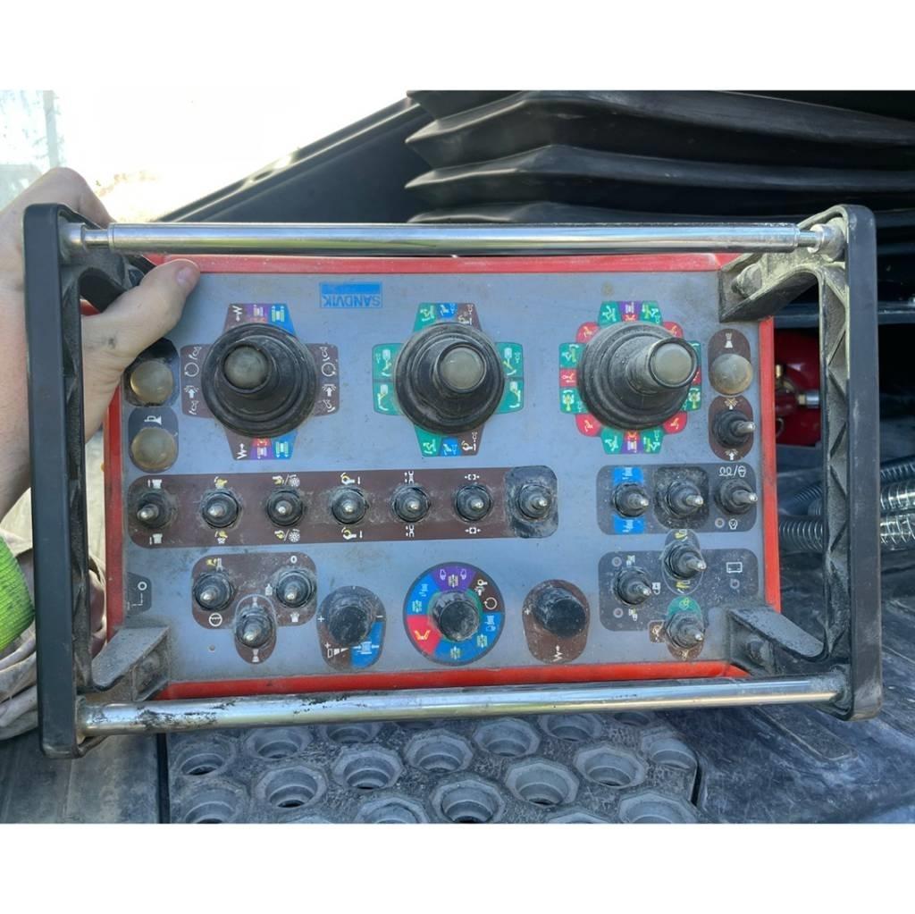 Sandvik DX800i 鑽孔機