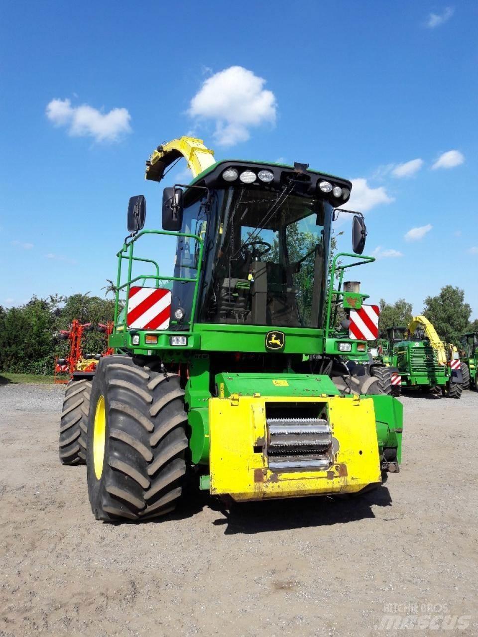 John Deere 7350 自走式飼料採集機