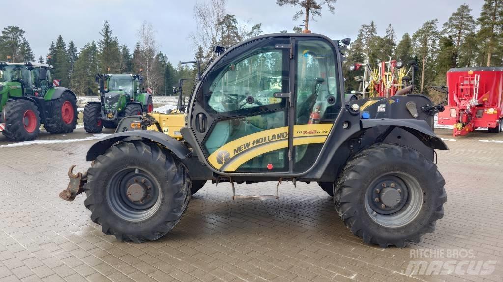 New Holland TH 7.42 伸縮臂操作車