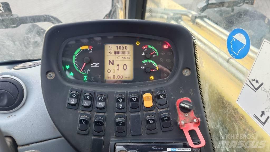 New Holland TH 7.42 伸縮臂操作車