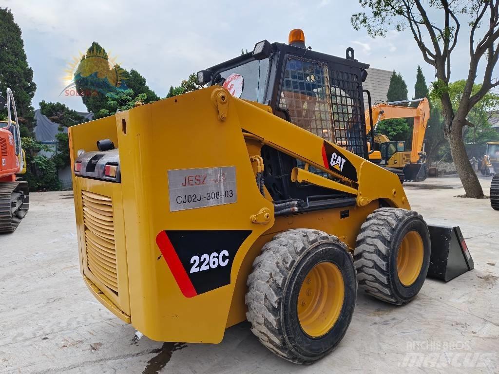 CAT 226c 滑移轉向裝載機