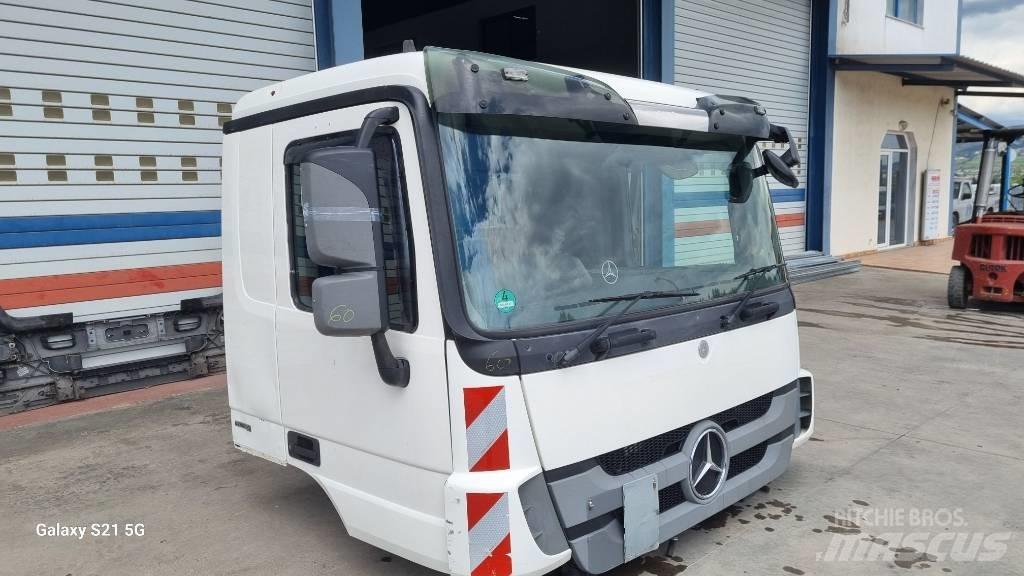 Mercedes-Benz CABIN 駕駛室與內部