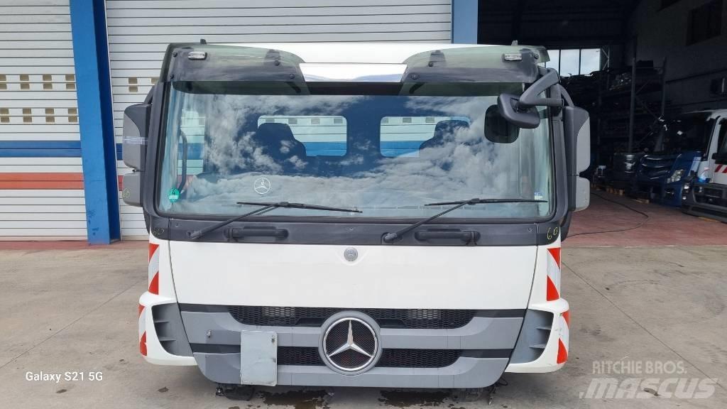 Mercedes-Benz CABIN 駕駛室與內部
