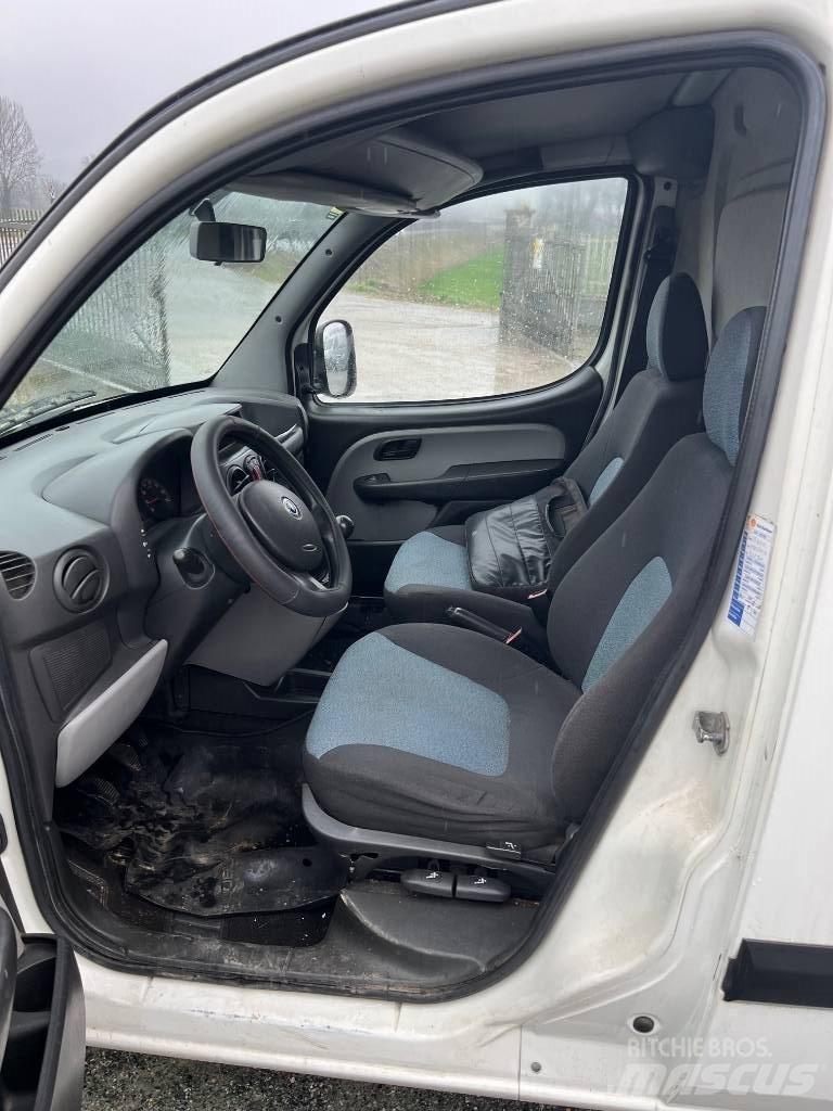 Fiat Doblo Cargo 廂式貨物運輸車