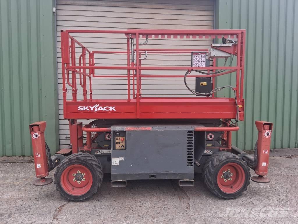 SkyJack SJ 6826 RT 剪式升降機
