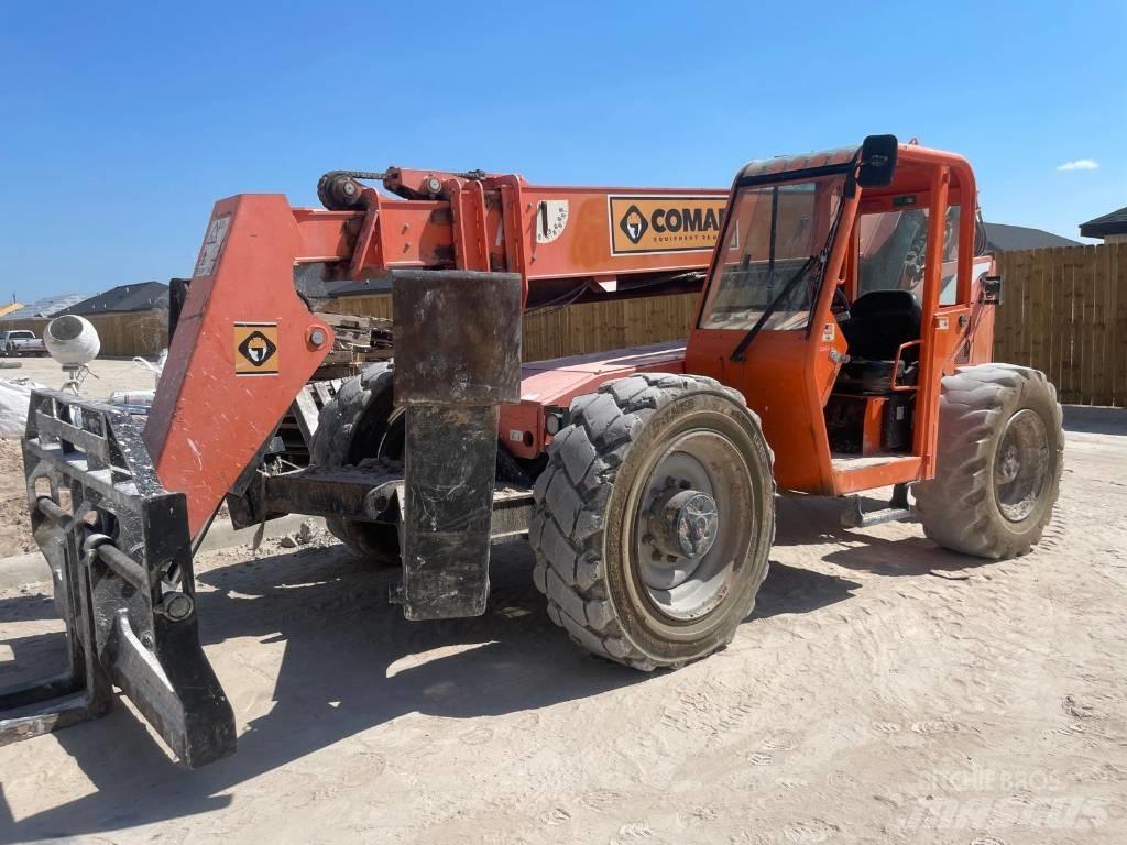 SkyTrak 10054 伸縮臂操作車