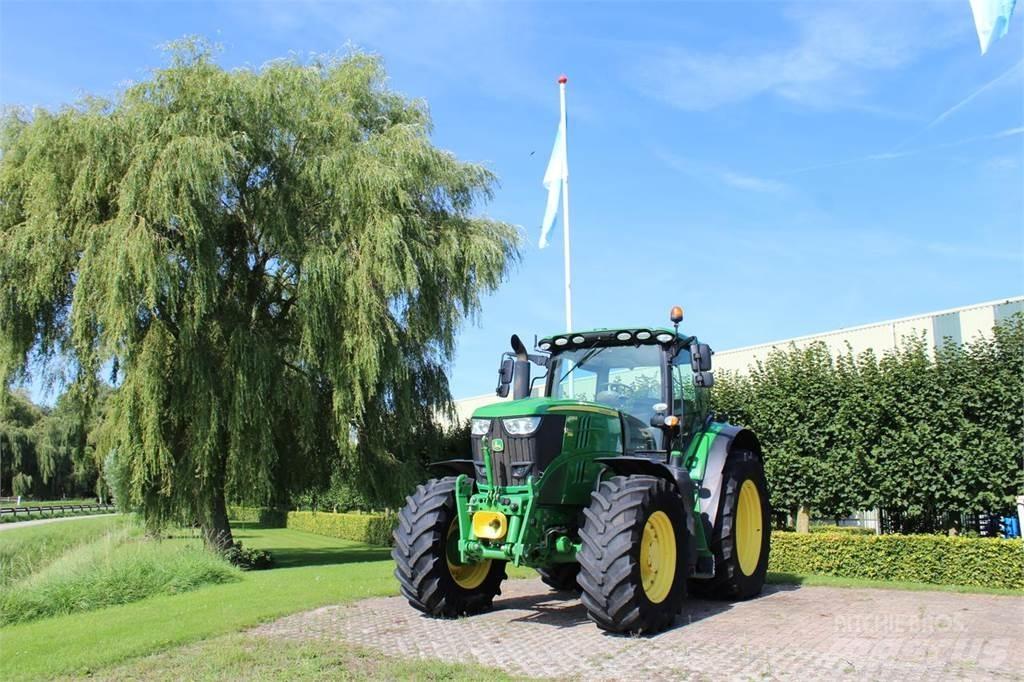 John Deere 6215R 曳引機