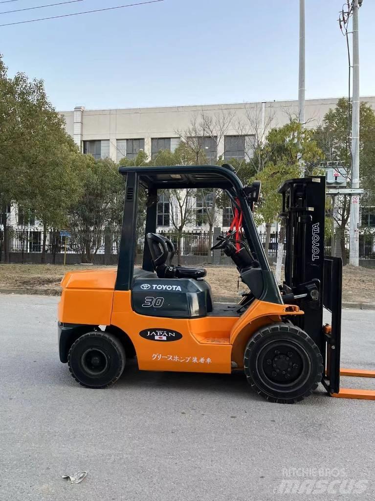 Toyota 7 FDN 30 柴油卡車