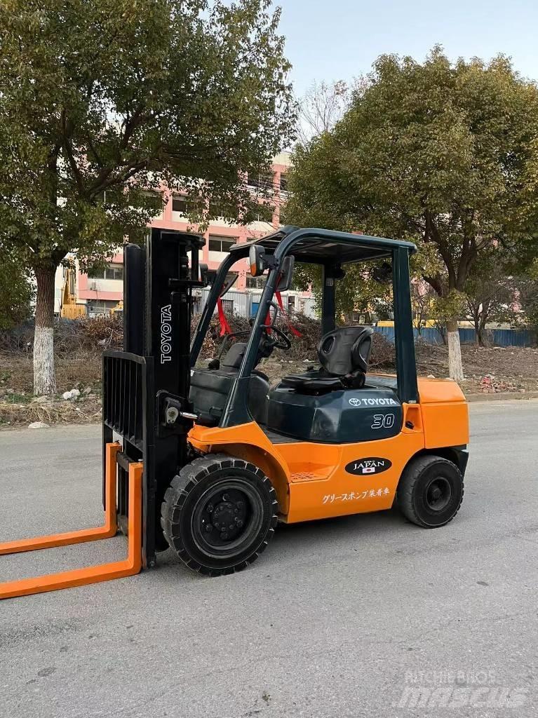 Toyota 7 FDN 30 柴油卡車