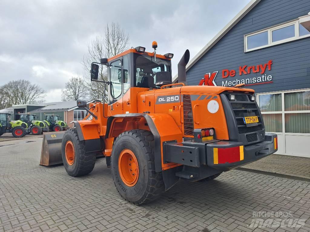 Doosan DL250 輪胎式裝載機