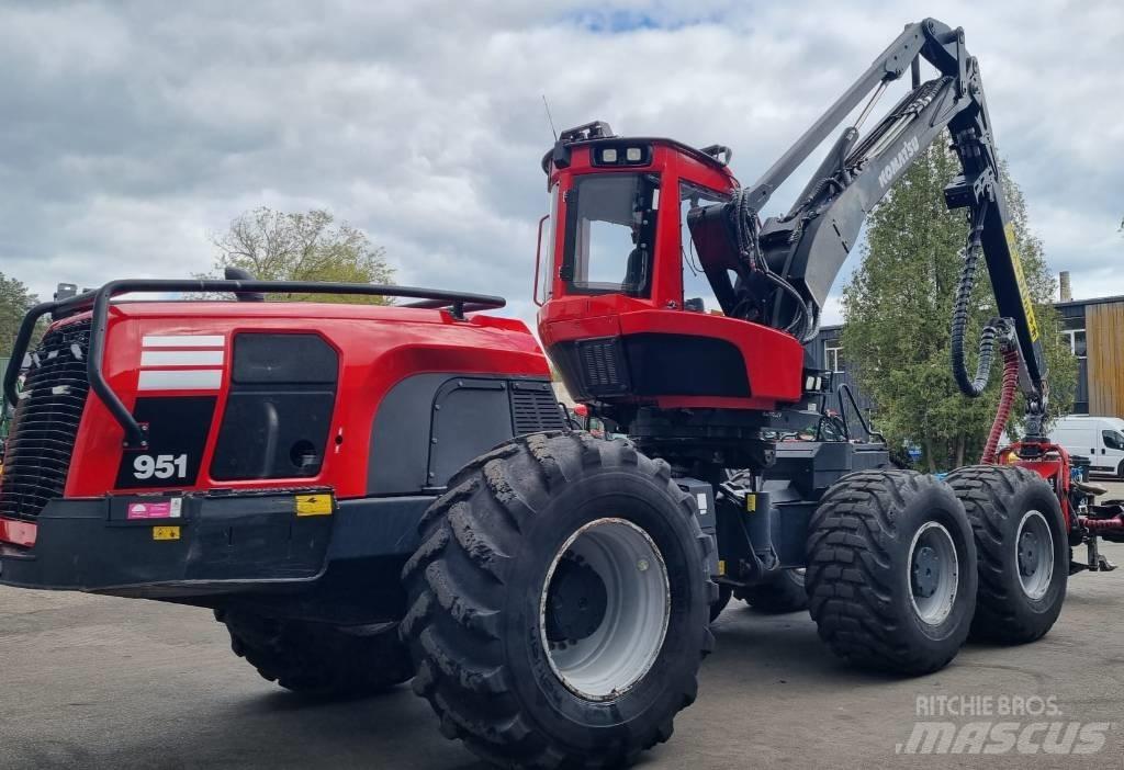 Komatsu 951 收穫機