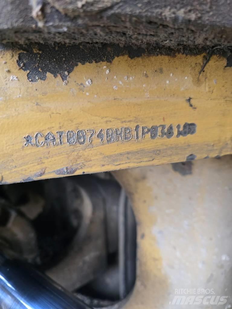 CAT 740 鉸接式起吊車