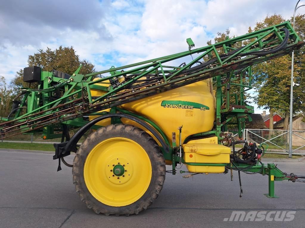 John Deere 840 牽引式噴霧機