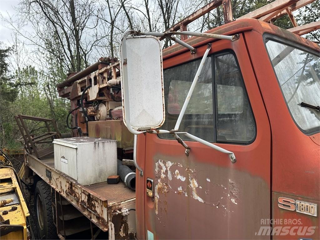 Navistar 1854 平板式/側卸式卡車