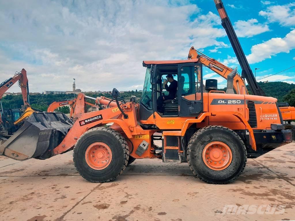 Doosan DL 250-3 輪胎式裝載機