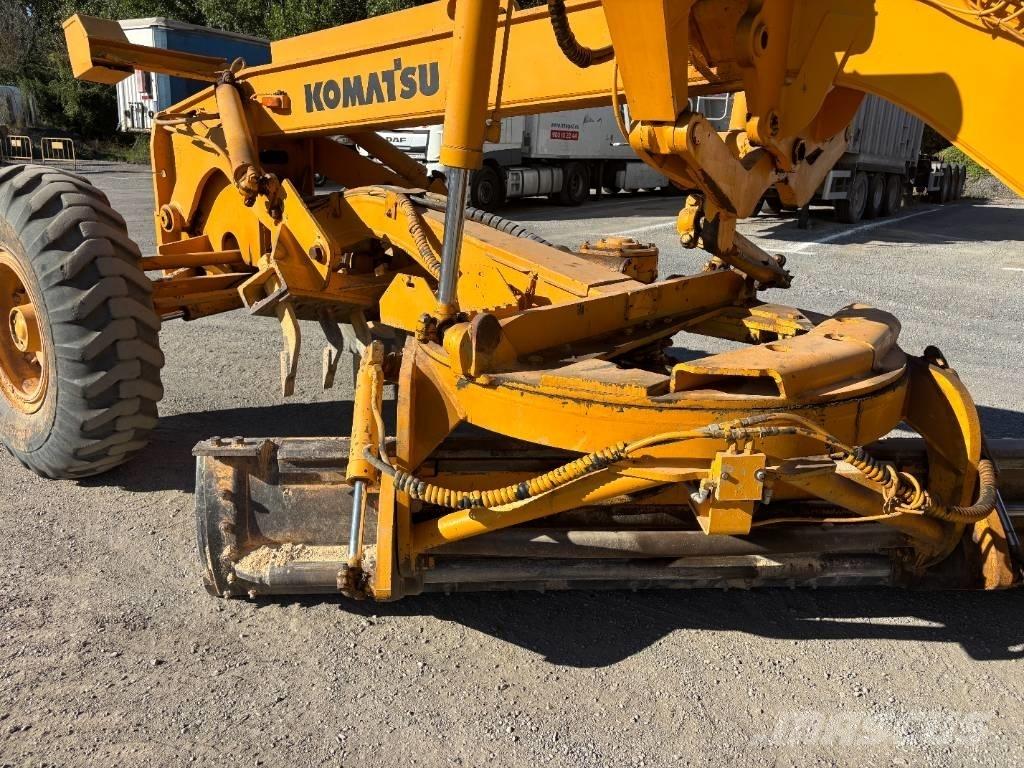 Komatsu GD 530 A 平土機
