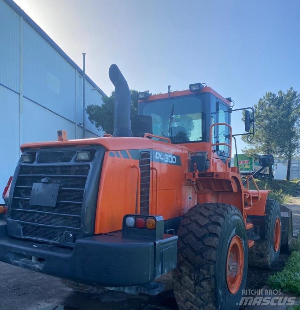 Doosan DL 300 輪胎式裝載機