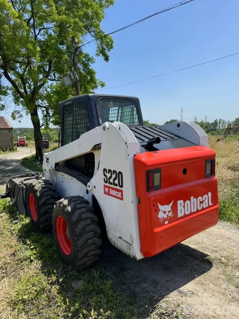 Bobcat S 220 滑移轉向裝載機