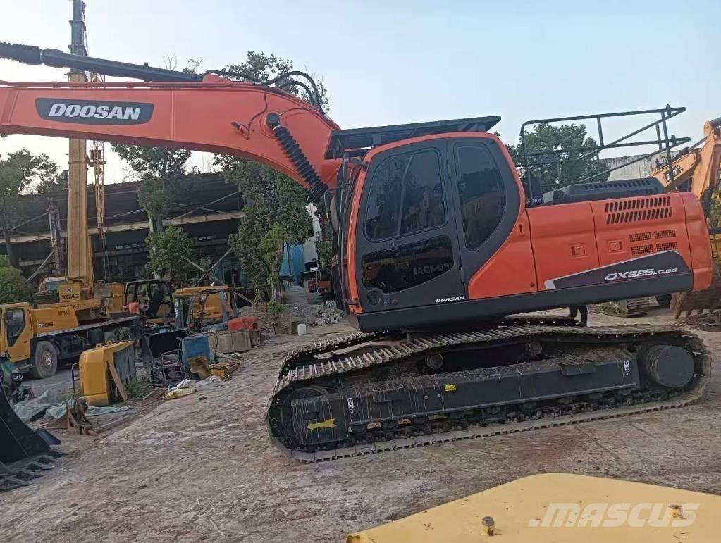 Doosan DX 225 輪胎式裝載機