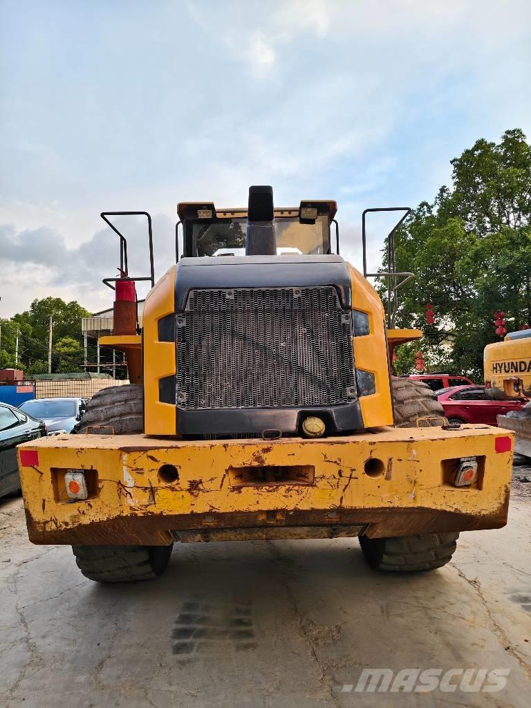 Volvo L 120 輪胎式裝載機