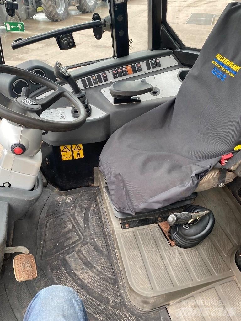 JCB TM 220 農業用伸縮臂裝載機