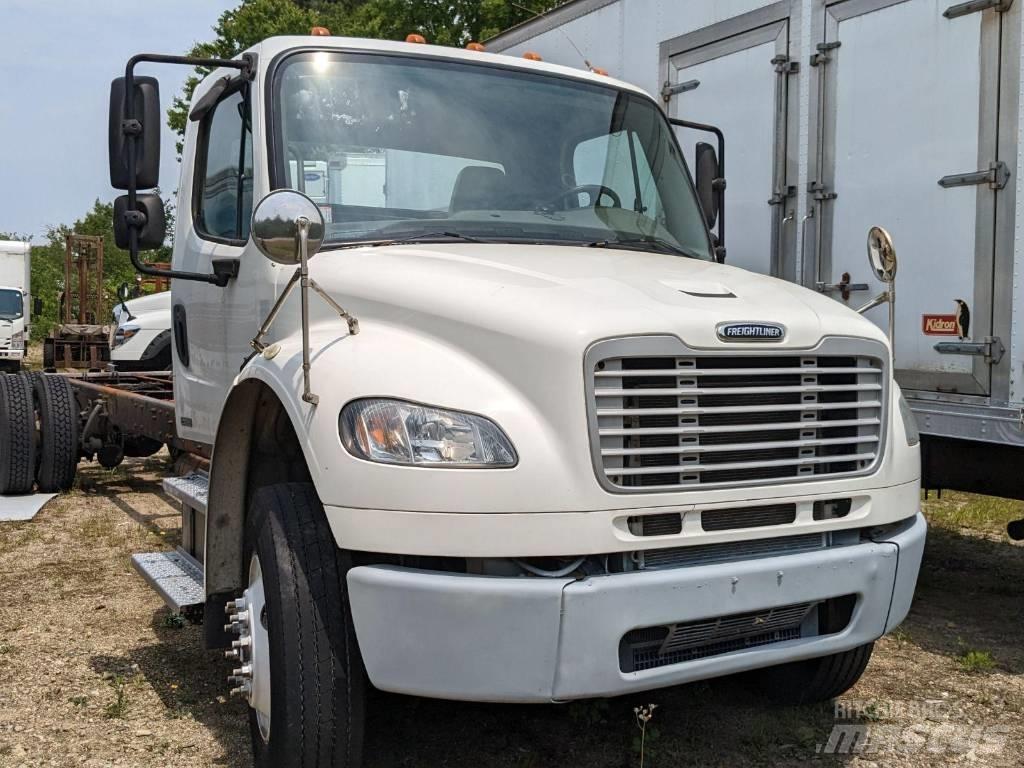 Freightliner M2106 商用底盤車